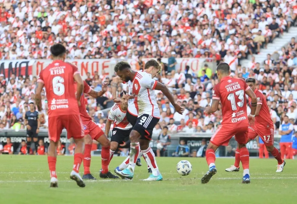 River no pudo aguantarlo e igualó ante Argentinos Juniors en el debut de la Copa de la Liga