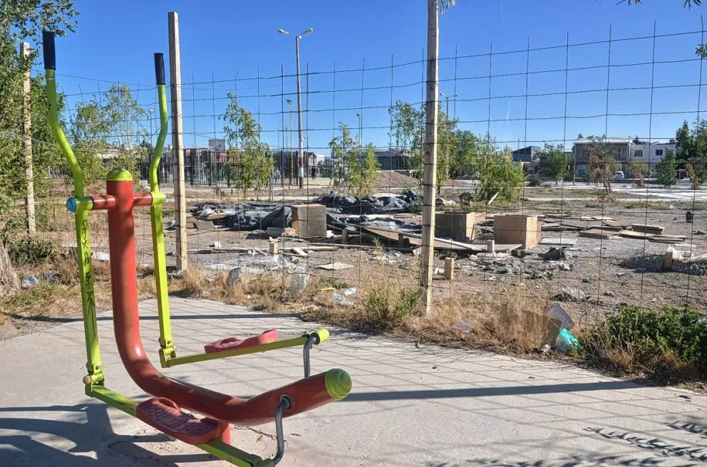 Vecinos del Quirno Costa juntan firmas solicitando que se reactive la obra de la plaza