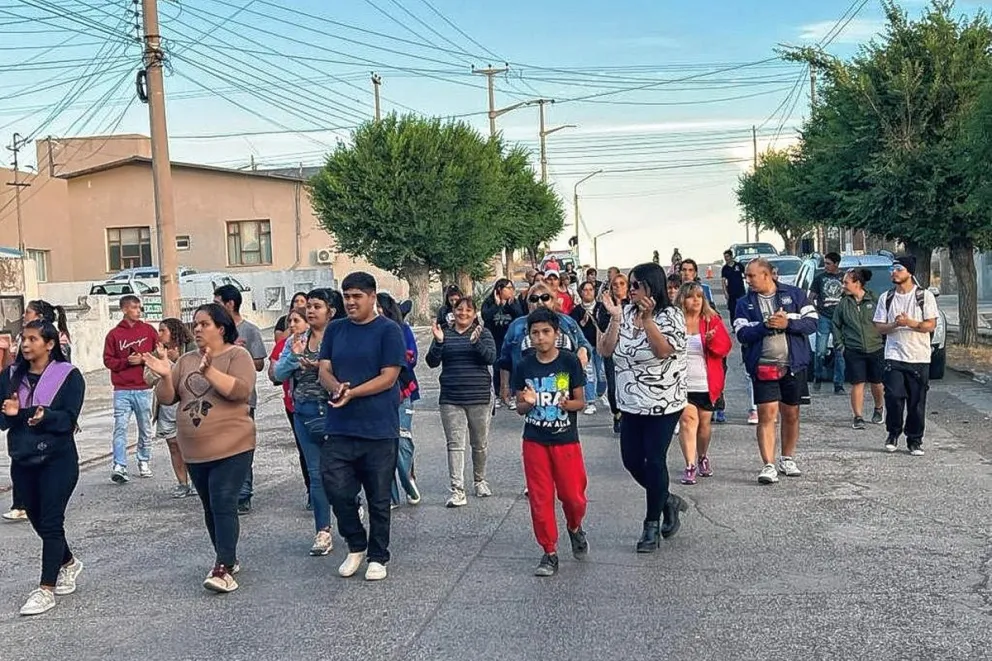 Puerto Deseado: Vecinos realizaron una marcha para pedir justicia por un joven apuñalado 