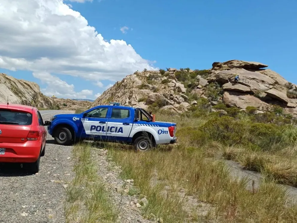 Obligaron a un turista a limpiar una piedra de las Altas Cumbres que vandalizó con graffiti