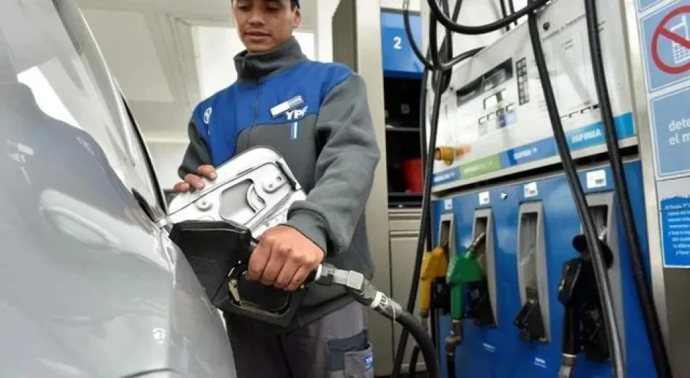Podría aumentar de nuevo la nafta en febrero por la suba de un impuesto