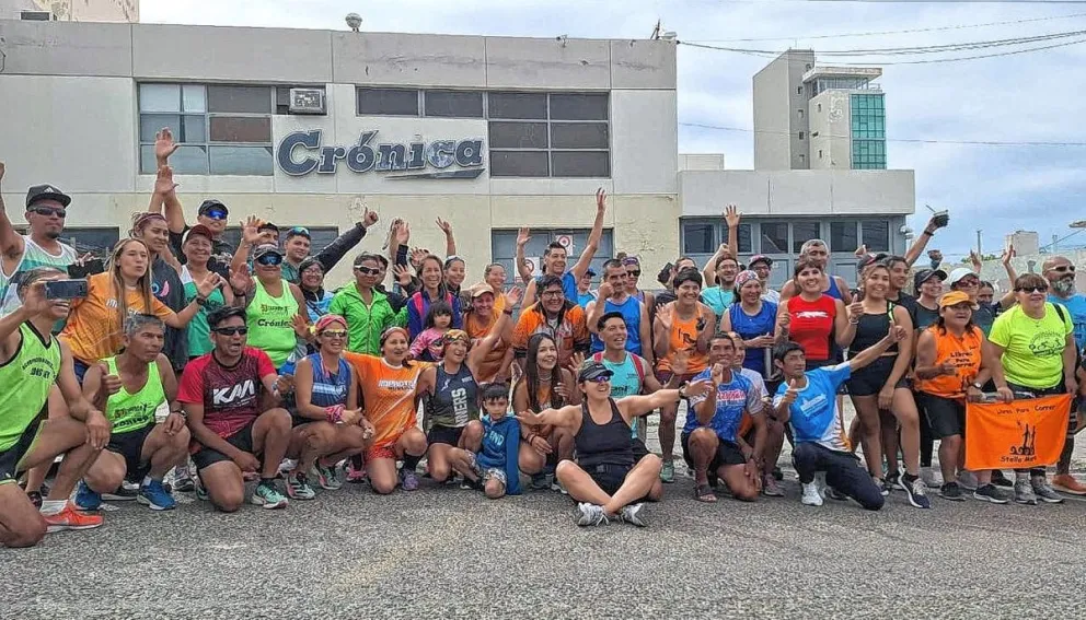 Largada simbólica de la Corrida de Crónica:  alrededor de 90 atletas locales cumplieron su meta
