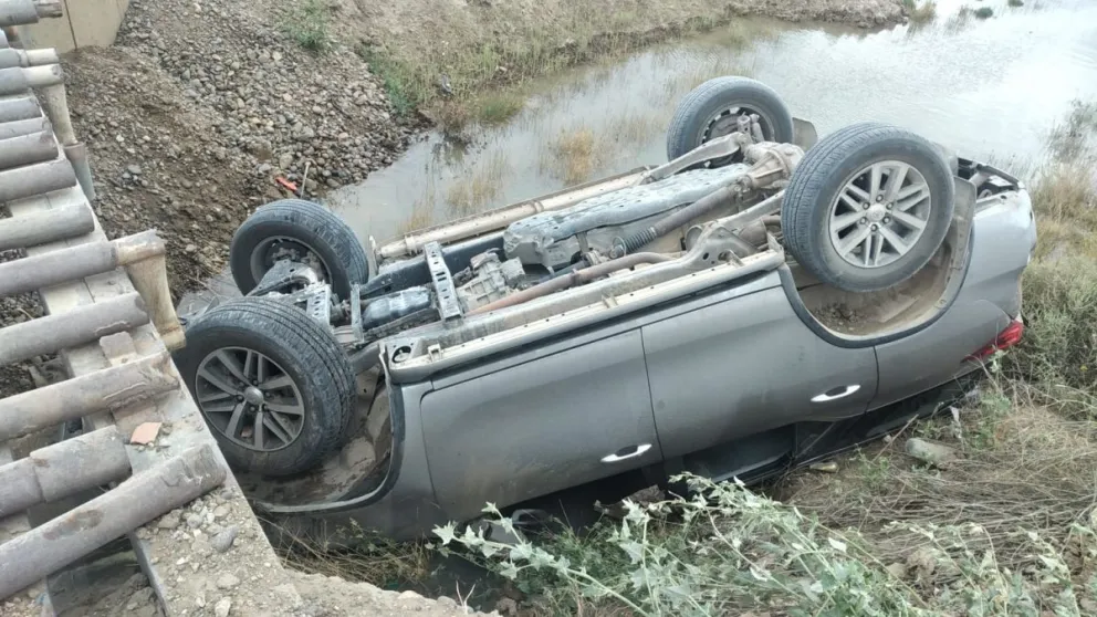 Por distraerse con el GPS, volcó pasando un puente de metal al suroeste de la ciudad