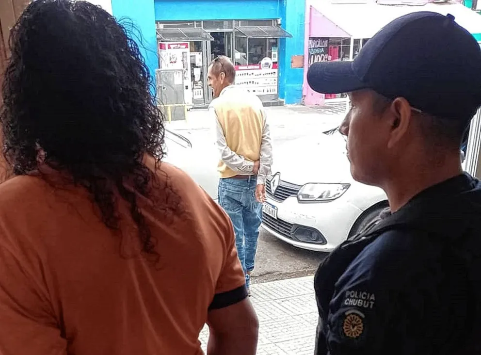 Los detuvieron por hurtar una campera de un local céntrico