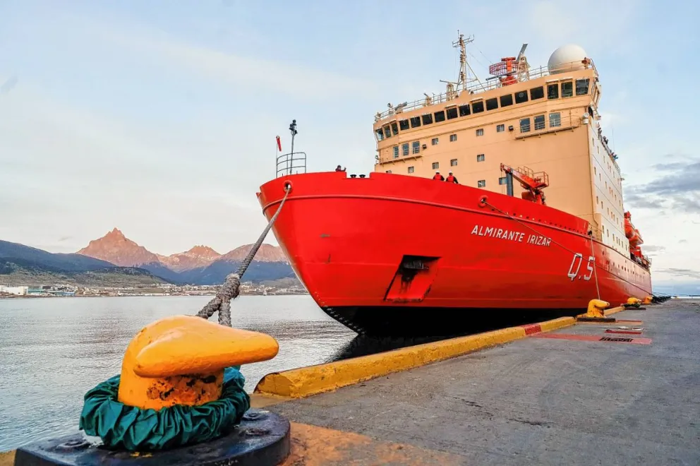 Impactante: así llegó el Rompehielos Almirante Irízar a Ushuaia