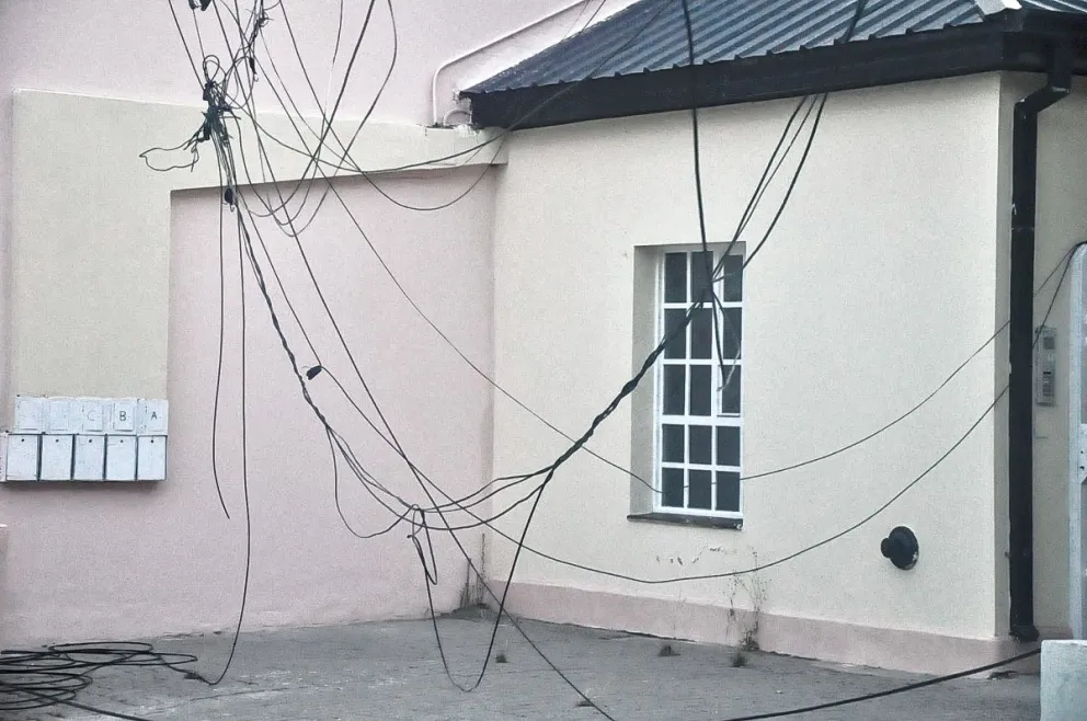 Preocupación y reclamo de vecinos del barrio Centro por peligrosos cables que cuelgan en la vía pública