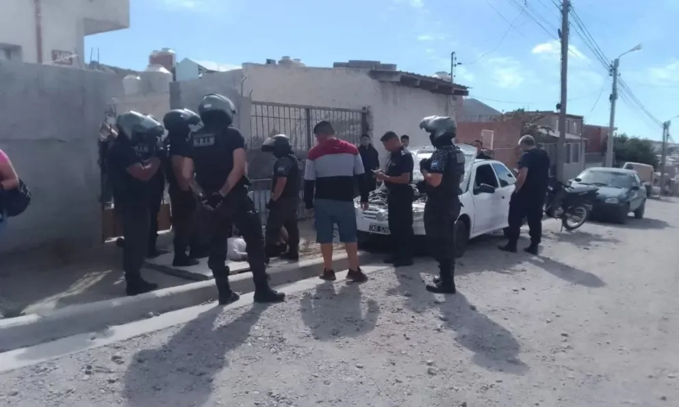 Robaron una cubierta y fueron perseguidos hasta que lograron la detención de uno de ellos