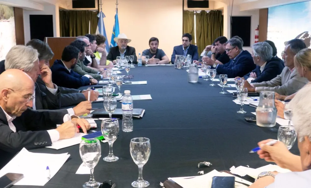 Torres reunió a las principales operadoras petroleras para conocer sus planes de inversión en la provincia