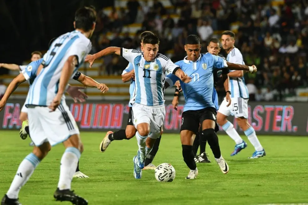 En un partidazo, Argentina igualó ante Uruguay y finalizó como líder del Grupo B