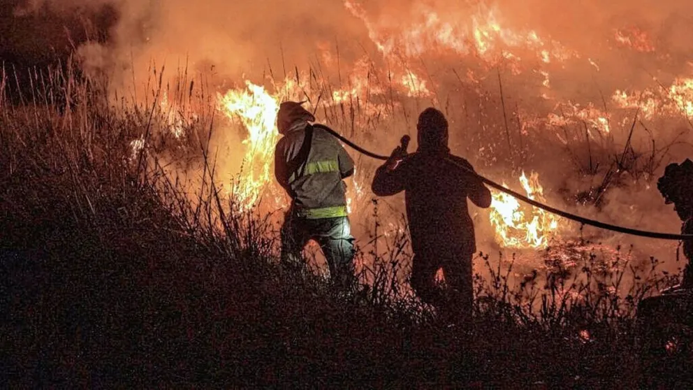 El incendio en Los Alerces continúa activo y arrasando grandes extensiones de bosque