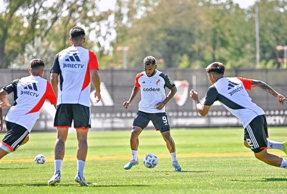 River busca su primera victoria como local ante Vélez
