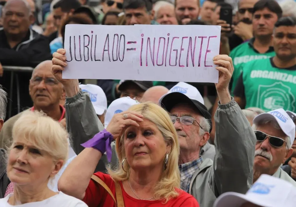 Se derrite el poder adquisitivo de la clase media y de los jubilados y economistas ya hablan del "Plan licuar ingresos"