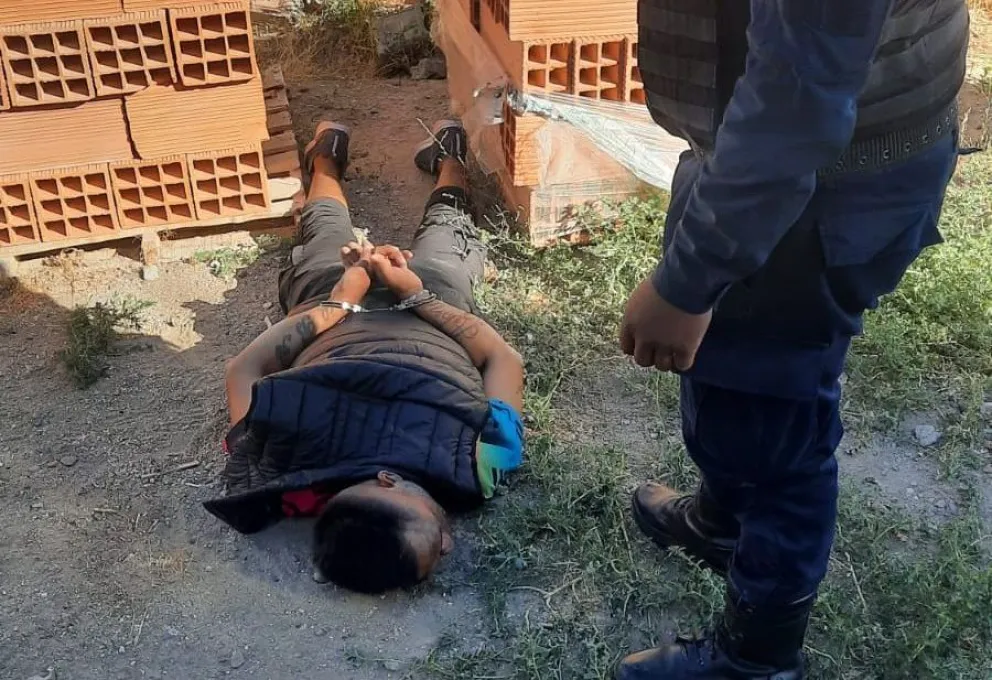 Lo detuvieron cuando escapaba de un domicilio con más de 100 mil pesos y otros elementos