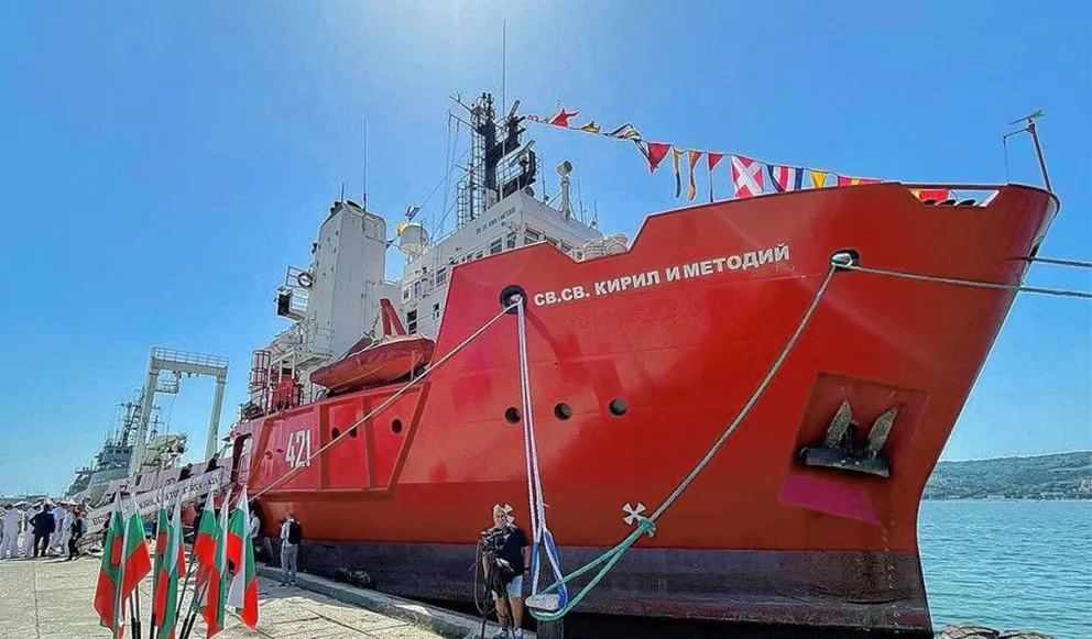 El buque de investigación búlgaro RSV 421 llega a Comodoro