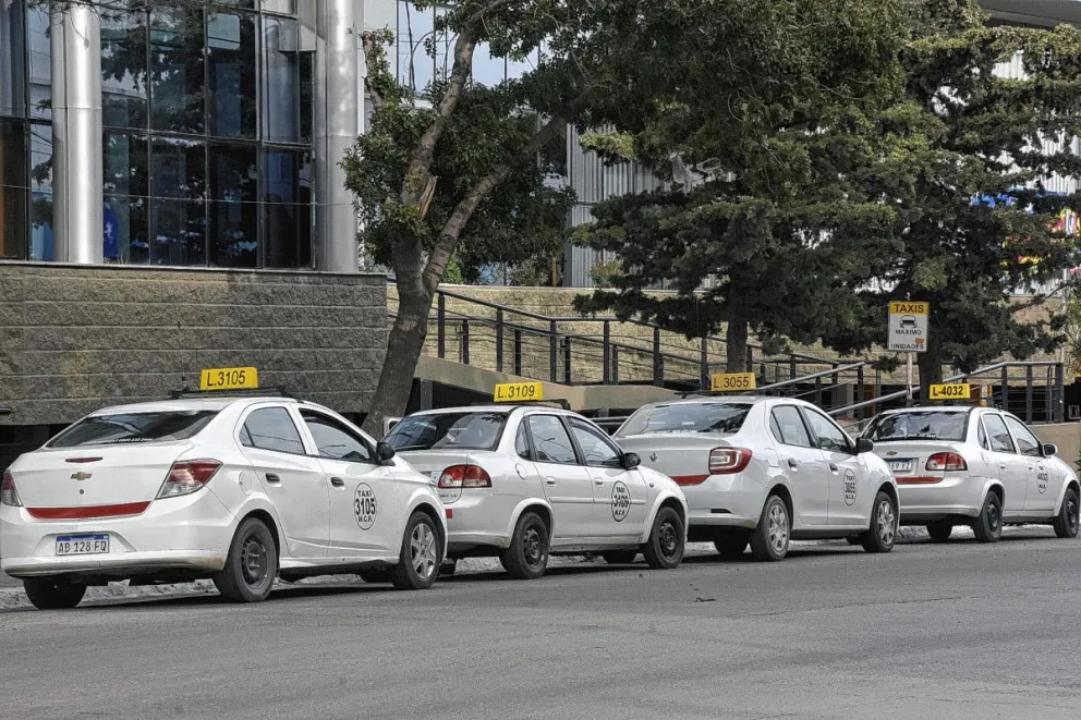 Los taxistas dicen que están sufriendo  una abrupta baja en la demanda del servicio