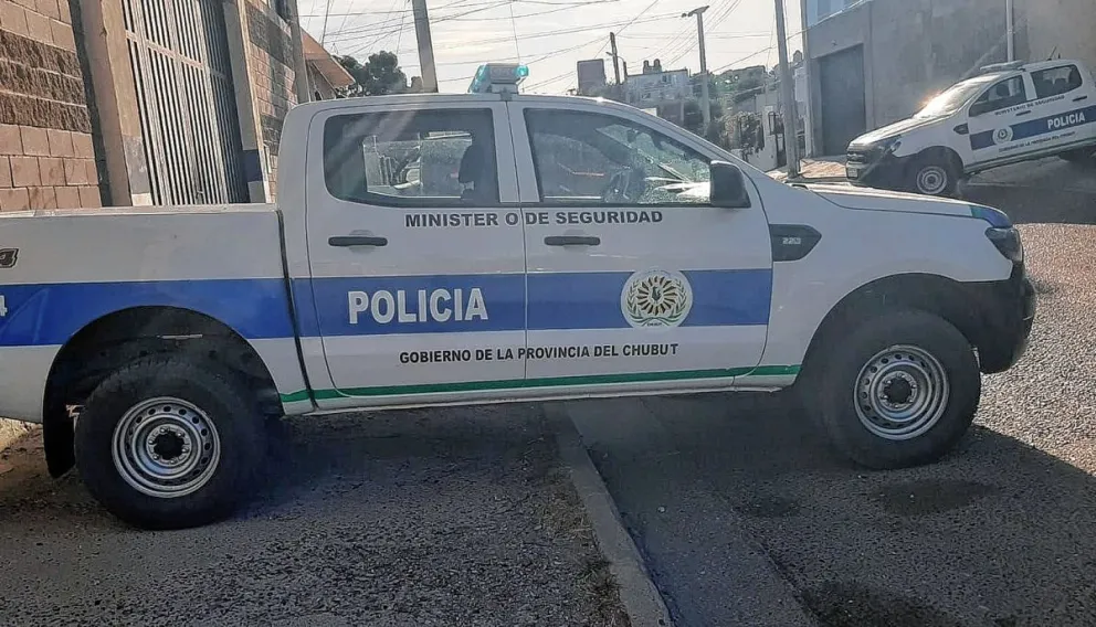 Un policía sufrió una fractura de pómulo y tres patrulleros dañados, en el partido frustrado en cancha de J. Newbery
