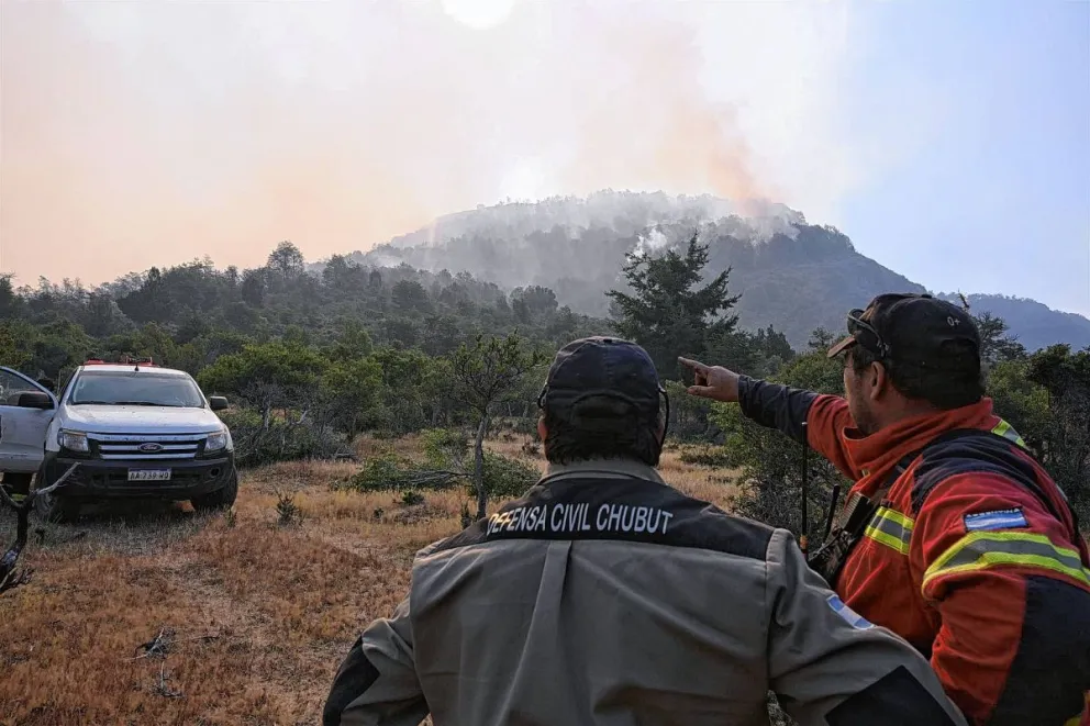 Con unas 450 personas abocadas al operativo, siguen los trabajos para contener el incendio en el Parque Nacional “Los Alerces”