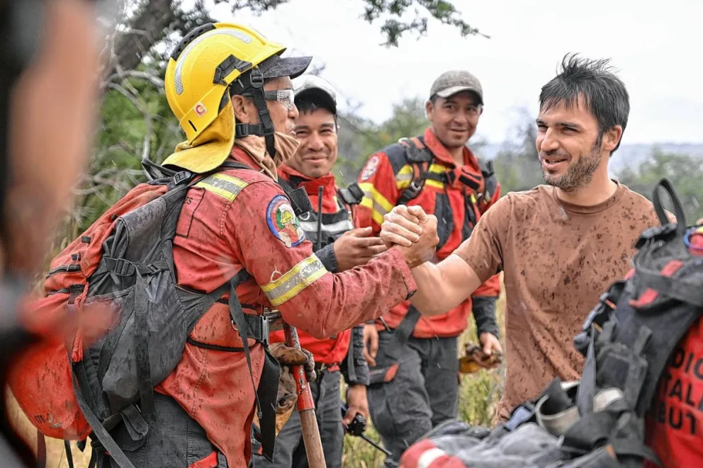Torres acompañó a los brigadistas que combaten los incendios en la Cordillera