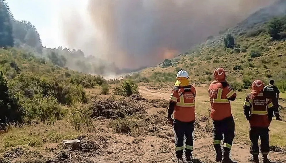 El viento extiende las zonas de fuego y se suman evacuaciones cerca de Esquel