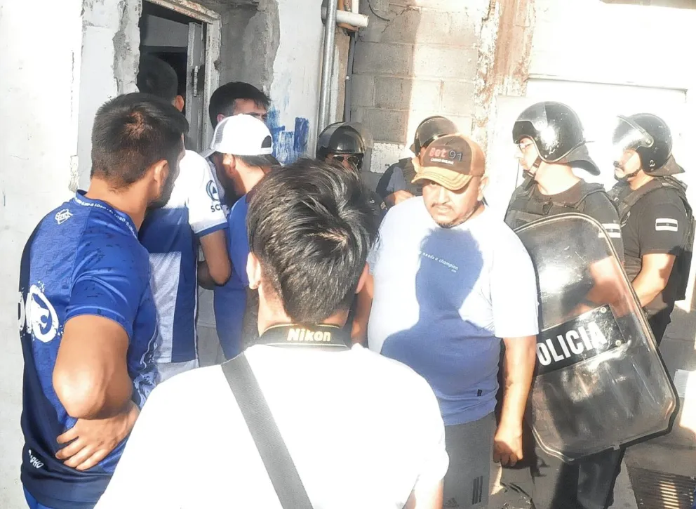 Newbery, eliminado y sancionado