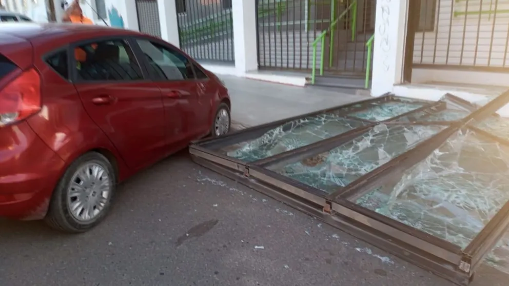 Los fuertes vientos generaron algunos inconvenientes en la ciudad: un ventanal cayó sobre un auto
