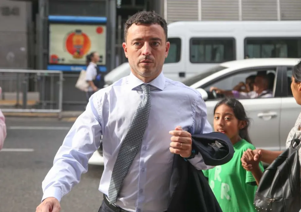 De Loredo lloró en el ingreso al Congreso, luego del fracaso de la ley ómnibus