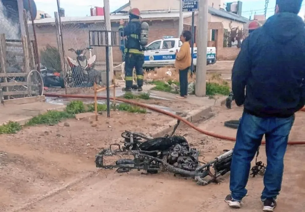 En una explosión perdió a su hijo y su casa en KM 8, y desde la vecinal iniciaron una colecta solidaria