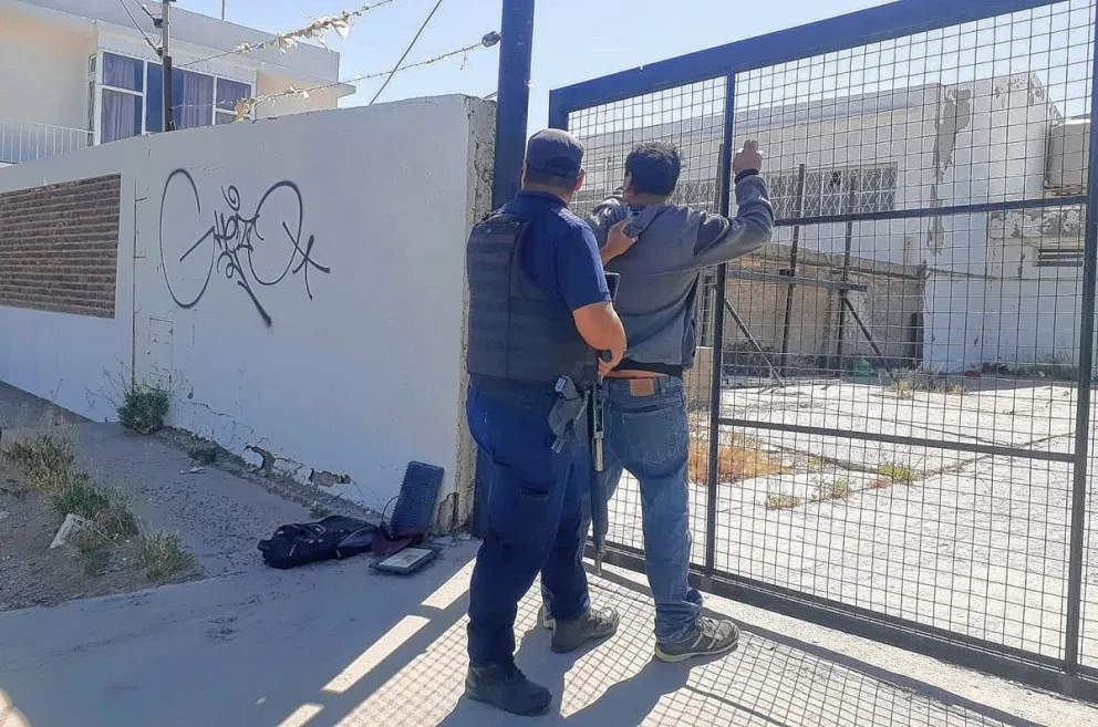 Ingresó a local comercial, apilaba cables y cuando llegó la policía saltó un paredón, pero igual lo atraparon