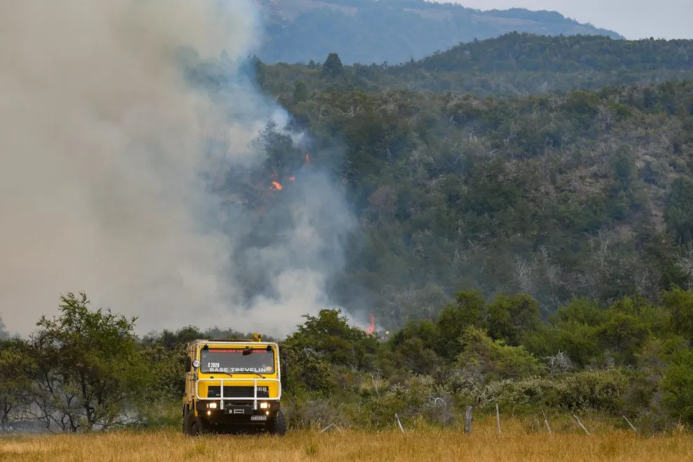 Continúan los trabajos para controlar el incendio en la Cordillera