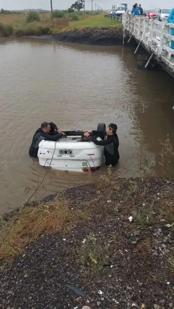 Un auto cayó a un arroyo desde un puente en la Ruta 11: cinco personas murieron