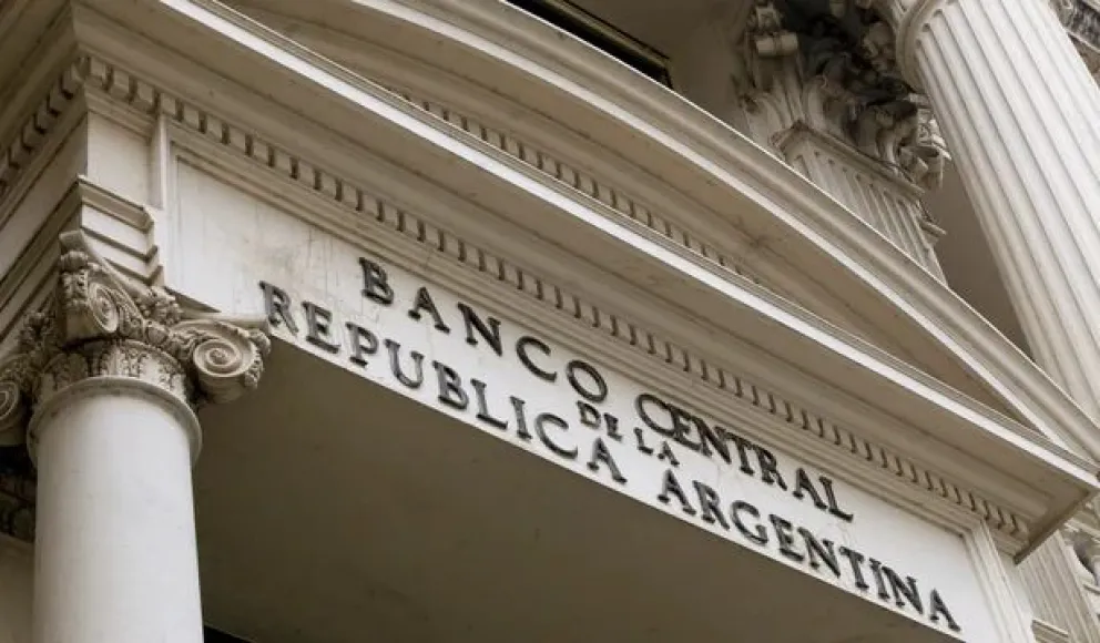 El Banco Central ya compró casi US$ 7.000 millones y Milei vuelve a batir el parche de la dolarización