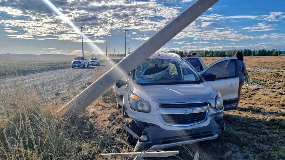 Despistó, salió de la ruta y chocó contra un poste de cemento que se cayó arriba del auto