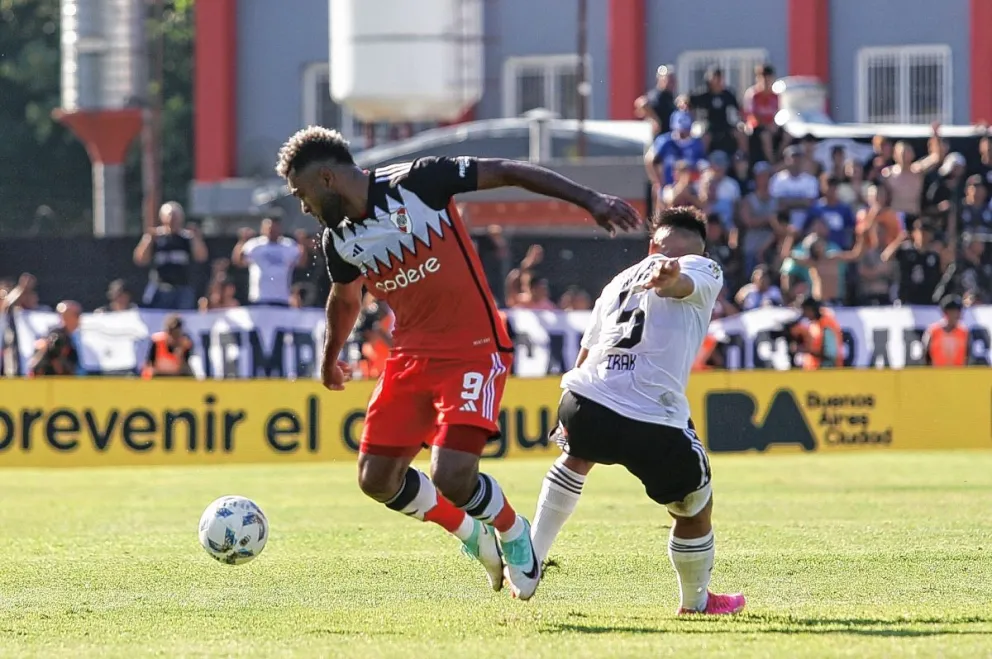 River goleó a Deportivo Riestra y se subió a lo más alto de la Zona A