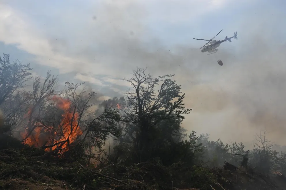 Provincia continua con un intenso operativo para combatir el incendio en la cordillera