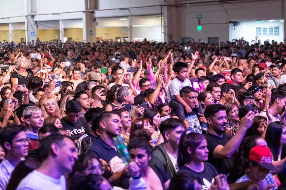 Los festejos por el 123° Aniversario de Comodoro se iniciaron con una multitudinaria Peña Folclórica