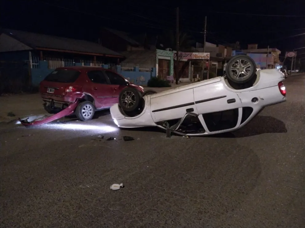 Chocó contra un vehículo estacionado y volcó 