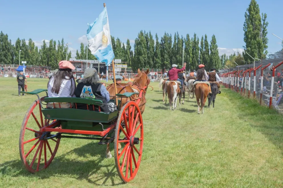 Se realizó el acto central de la 50° Fiesta Interprovincial de Doma y Folklore en Sarmiento
