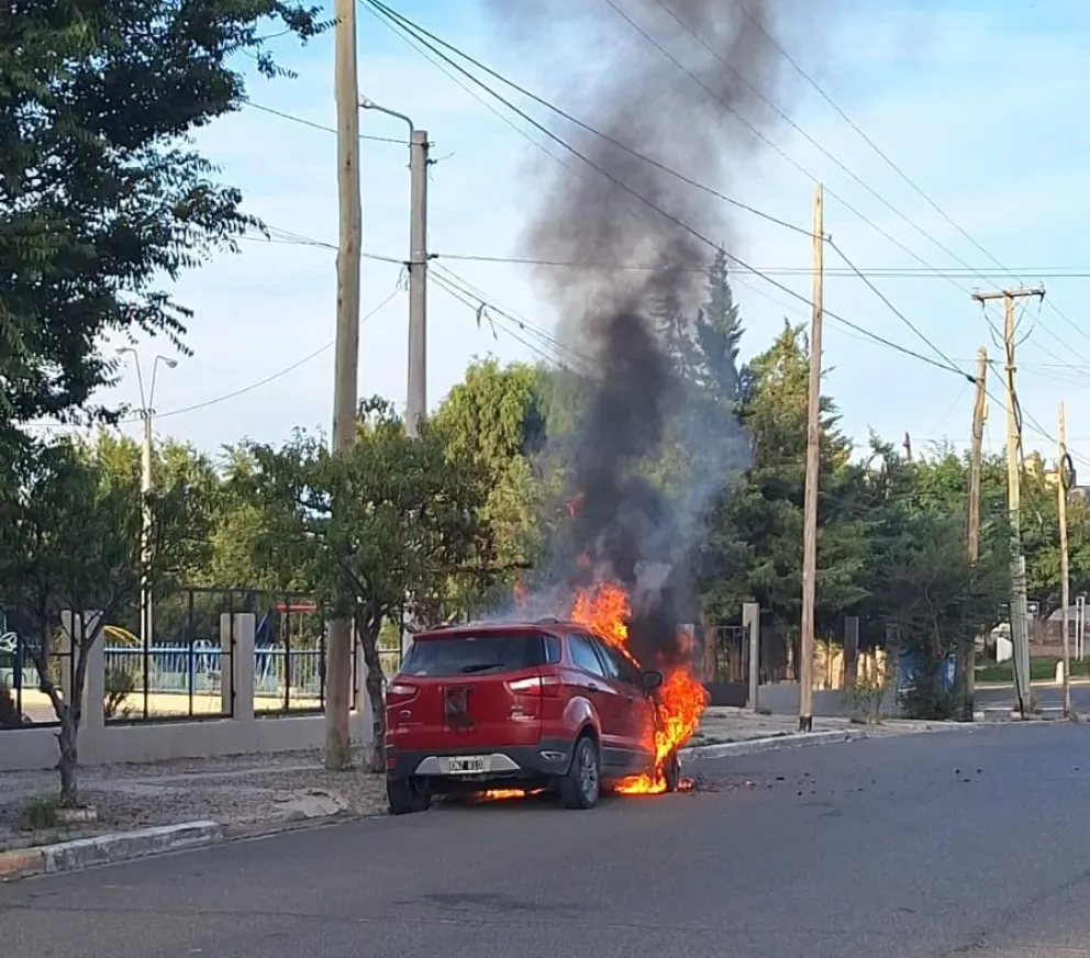 Dejó 20 minutos su auto estacionado sobre calle Maipú al 1300 y se lo prendieron fuego