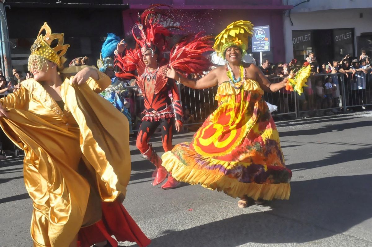 Comodoro se vistió de carnaval a todo color y un contagioso ritmo murguero