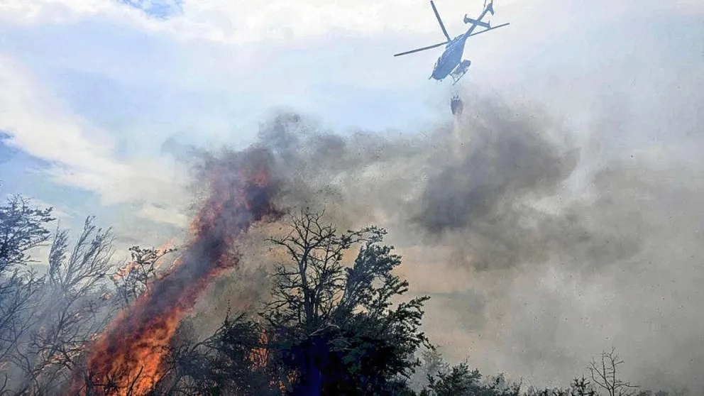 El fuego continúa activo en el Parque Nacional Los Alerces