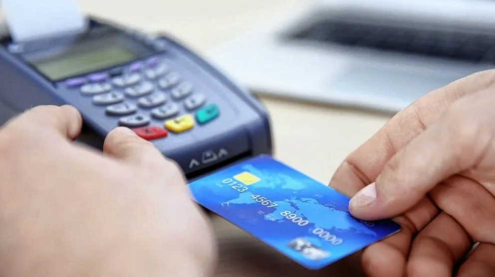 Las compras con tarjetas de crédito y los préstamos en pesos se derrumbaron frente a la inflación en enero
