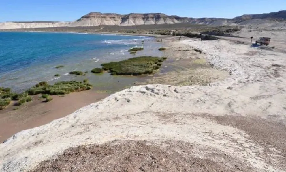 Encontraron restos óseos en una playa a 16 kilómetros de Madryn y se investiga si son humanos