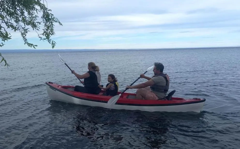 Personal de la Prefectura rescató a una familia de Comodoro que había caído al Lago Buenos Aires