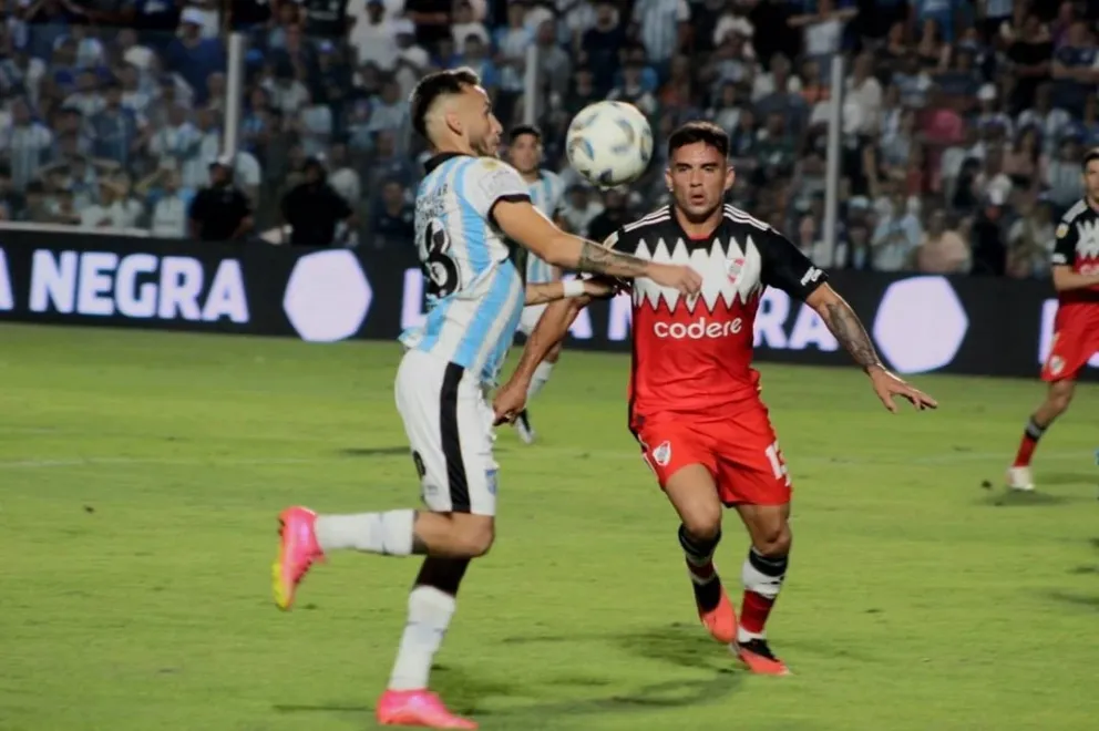 Barco falló dos penales y River apenas rescató un empate ante Atlético Tucumán por la Copa de la Liga