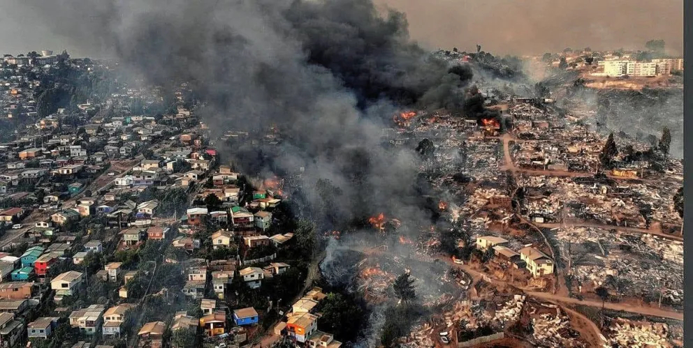 Arduo trabajo y colaboración política tras los mortales incendios en Chile