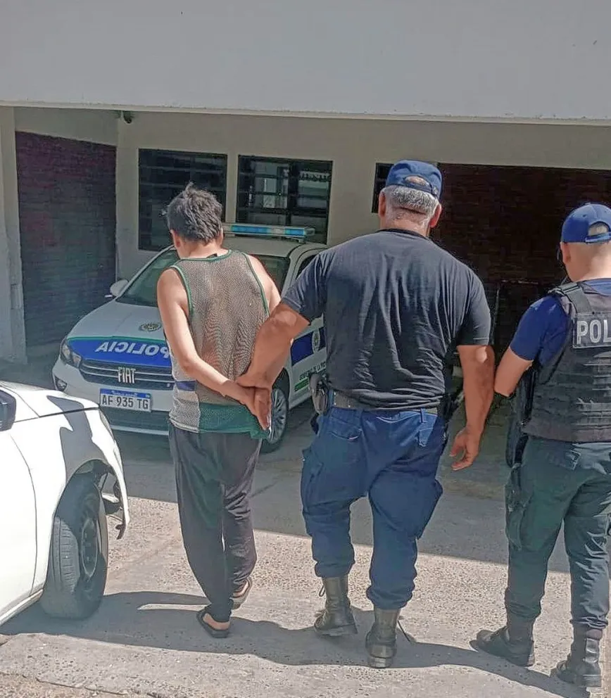 Maximiliano Roque Tascón tenía captura recomendada y lo atraparon manoteando puertas de vehículos estacionados en Alvear y Vélez Sarsfield