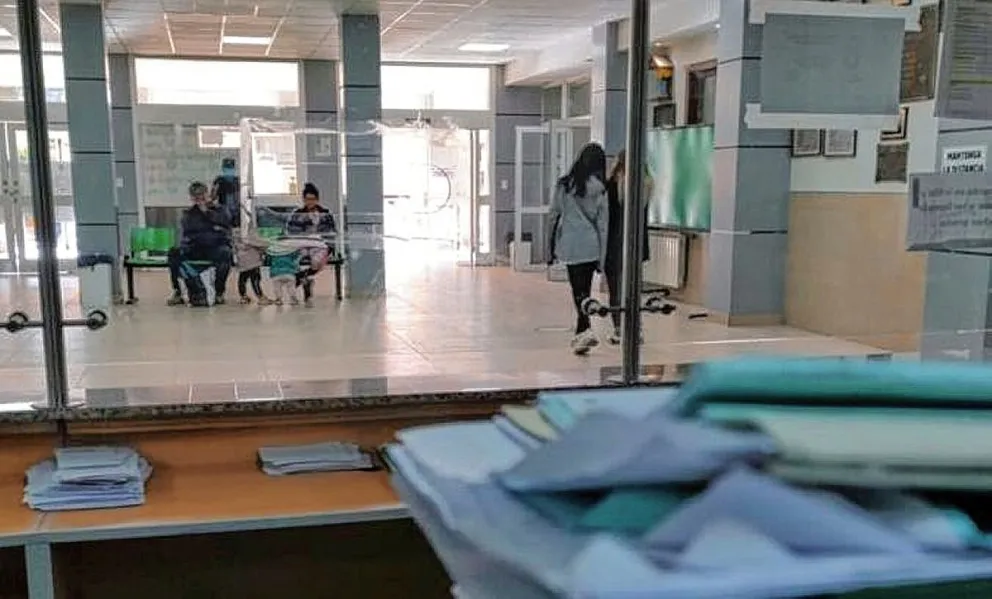 Por los pacientes sin cobertura por la crisis económica creció la demanda de turnos en el Hospital Regional