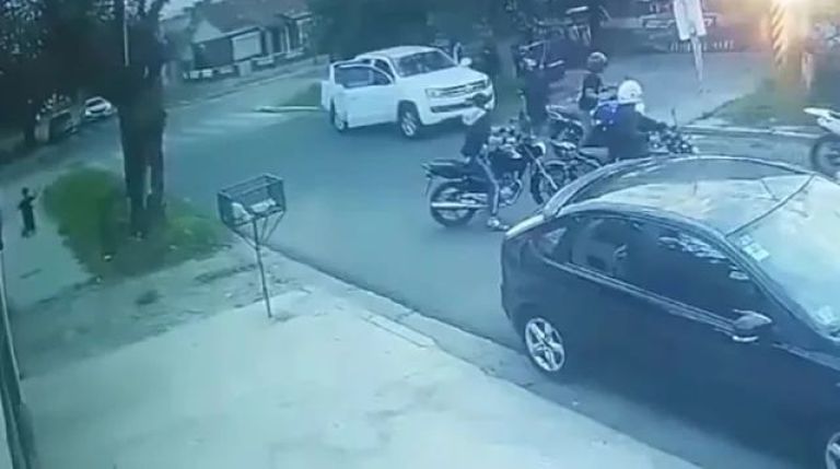 Un nene de ocho años se arrodilló frente a los motochorros que asaltaron a su papá