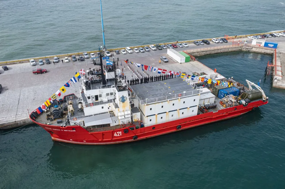 Un buque científico búlgaro visitó el puerto de Comodoro en su viaje a la Antártida