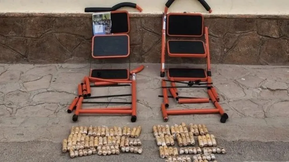 Encontraron más de cuatro kilos de cocaína dentro de caños de escaleras que llevaba un micro de larga distancia